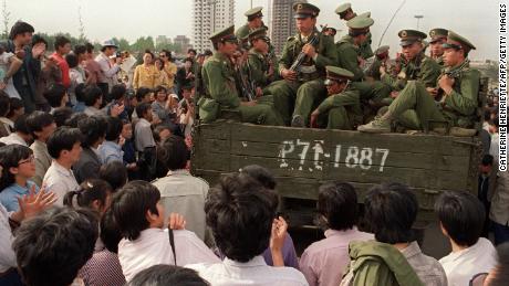 Pro-Demokratie-Demonstranten blockieren am 20. Mai 1989 einen Lastwagen voller chinesischer Soldaten auf dem Weg zum Platz des Himmlischen Friedens. 