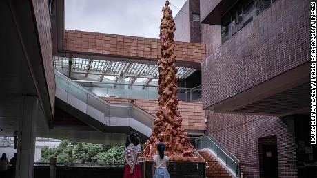 zwei Kinder betrachten "  Säule der Schande "  Eine Statue auf dem Campus der Universität von Hongkong am 15. Oktober 2021 in Hongkong.