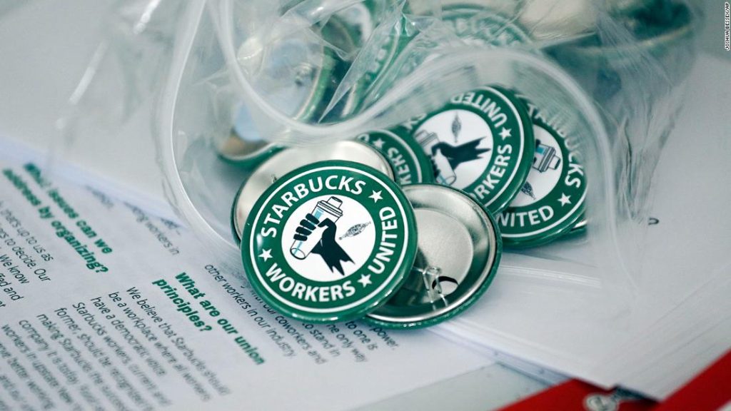 Starbucks-Beschäftigte behaupten, dass ihr Geschäft aufgrund von Gewerkschaftsaktivitäten geschlossen wird