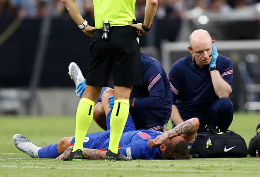 Der englische Spieler Calvin Phillips wird nach einer Verletzung medizinisch versorgt.