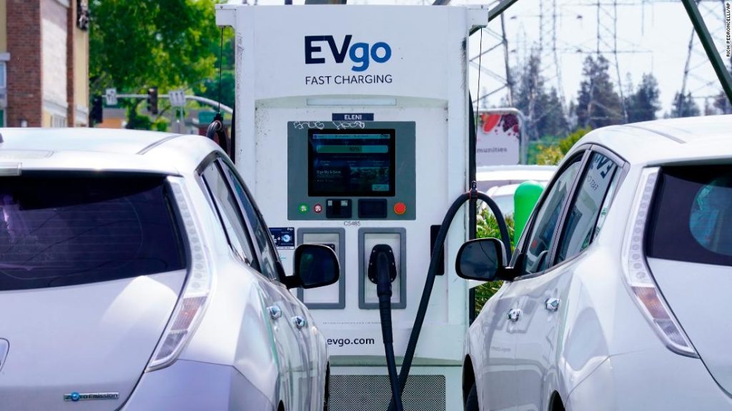 Elektroautos: Die Biden-Administration will Ladestationen für Elektrofahrzeuge wie Tankstellen standardisieren