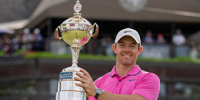 Rory McIlroy hebt den Pokal in die Höhe, nachdem er am Sonntag, den 12. Juni 2022, die Canadian Open in Toronto gewonnen hat.