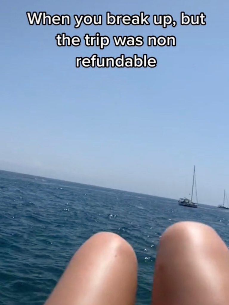 Beine einer Frau mit dem Ozean im Hintergrund.