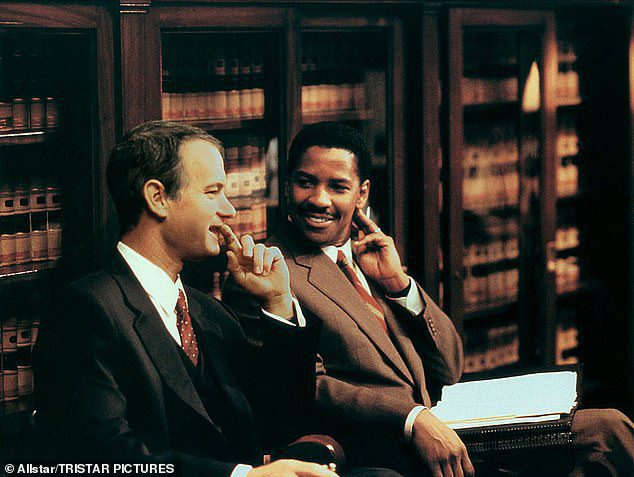 Hanks trat 1993 neben Denzel Washington in dem Film Jonathan Deem auf