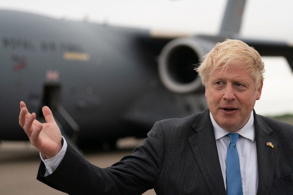 Johnson wendet sich an die Medien, nachdem er nach seinem Flug nach Kiew bei RAF Brize Norton, West London, angekommen ist.