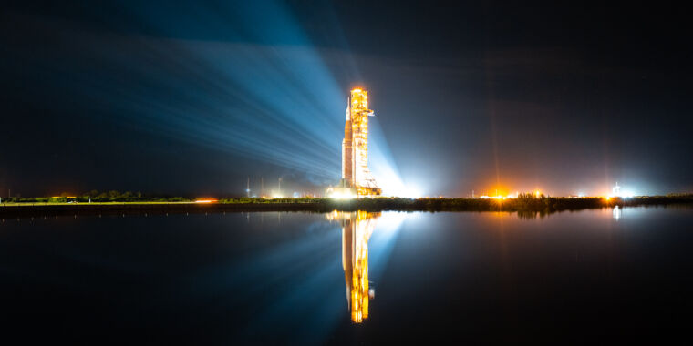 Die NASA zählt innerhalb von 29 Sekunden nach dem Start der großen SLS-Rakete herunter