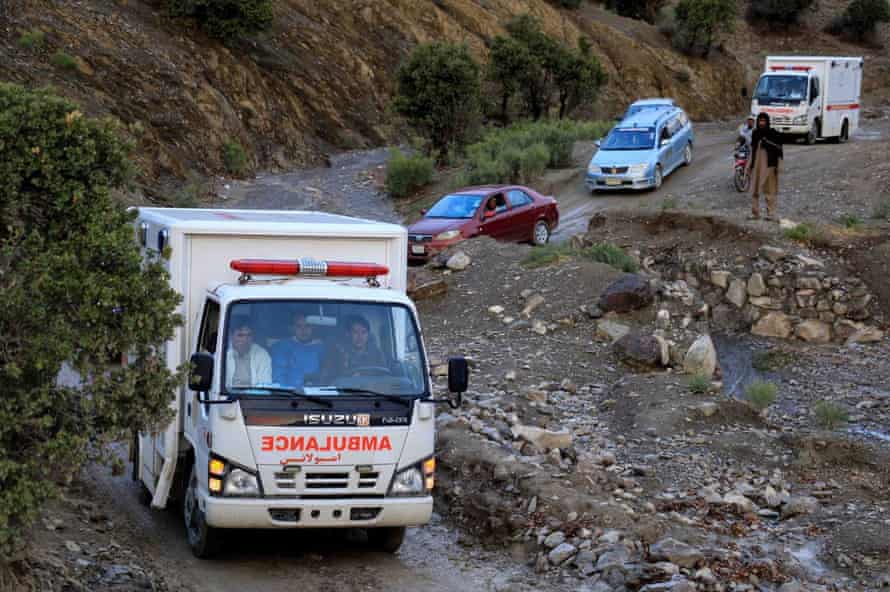 Ein Krankenwagen transportiert Erdbebenopfer in ein Krankenhaus im Bundesstaat Paktika.