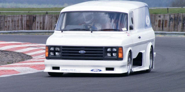 Der Supervan von 1984 verwendete eine modifizierte Plattform des Langstrecken-Rennwagens Ford C100.