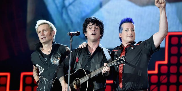 Die Green Day-Mitglieder Mike Dirnt (links), Billie Joe Armstrong (Mitte) und Tre Cool.