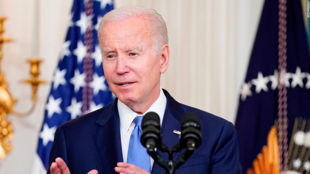 Biden sagt, er sei über in der Ukraine vermisste Amerikaner informiert worden und drängt darauf, nicht in das Land zu reisen