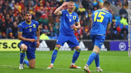 Ukrainische Spieler schauen auf Wales. 