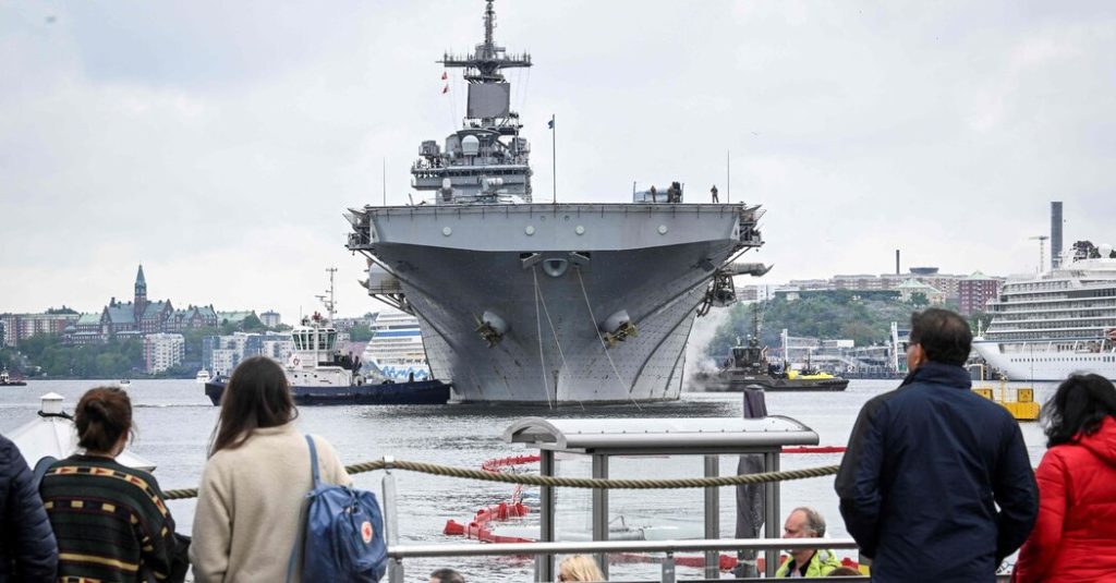 Ein US-Kriegsschiff kommt in Stockholm an, um Militärübungen durchzuführen und zu warnen