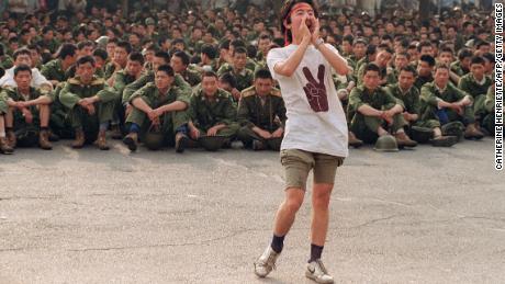 Ein Student bittet Soldaten, nach Hause zu gehen, während die Proteste am 3. Juni 1989 im Zentrum Pekings weitergehen.  