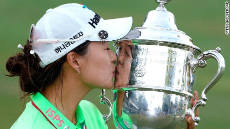 Minji Lee nahm den Harton S Cup entgegen.  Semple nach dem Gewinn der letzten Runde der US Open Women's Golf Championship.
