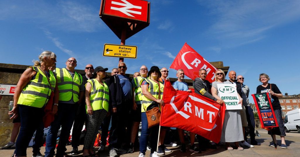 Tausende nehmen an Großbritanniens größtem Bahnstreik seit 30 Jahren teil, während Johnson schwört, standhaft zu bleiben