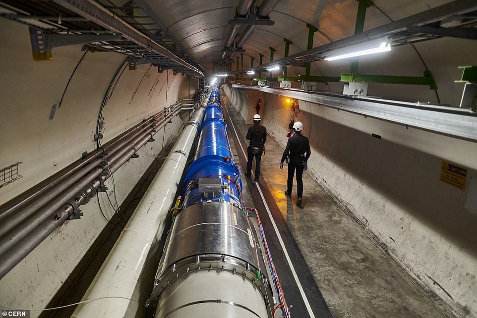 Zukünftige Experimente am CERN werden versuchen, Geheimnisse wie dunkle Materie und dunkle Energie zu enträtseln.  Oben abgebildet, eine Reihe von Dipolmagneten in einem Tunnel am Large Hadron Collider des CERN