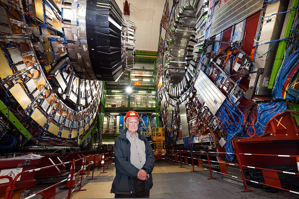 Die Existenz des Higgs-Bosons, eines subatomaren Teilchens, das das Trägerteilchen des Higgs-Felds darstellt, wurde erstmals 1964 vom britischen Physiker Peter Higgs vorgeschlagen. Oben abgebildet ist Higgs, der den Nobelpreis für Physik für die Behauptung der Existenz des Higgs-Bosons erhielt , am CERN im Juli 2012