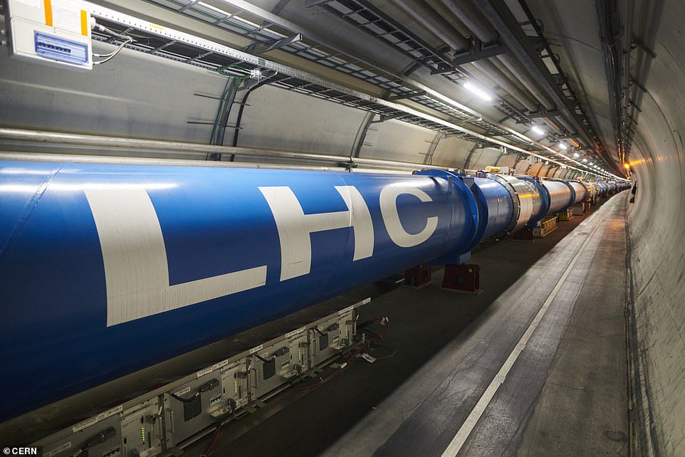 CERN ist eine der weltweit größten wissenschaftlichen Einrichtungen und beherbergt mehr als 2.000 Wissenschaftler, die an vielen Physikprojekten arbeiten.  Das obige Bild zeigt eine Reihe von LHC-Dipolmagneten in einem Tunnel am Ende der zweiten langen Abschaltung, als die Anlage am CERN für einige Jahre aufgerüstet wurde, damit Protonen am 3. Juli in viel höheren Energiebereichen zusammengestoßen werden konnten Anlaufen