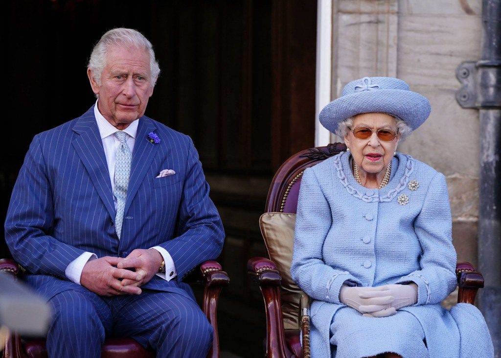 Königin Elizabeth II. mit ihrem Sohn Prinz Charles, der mehr von ihren Aufgaben übernahm.