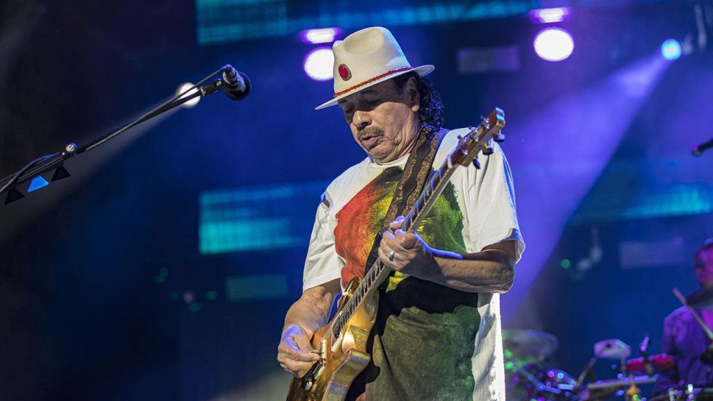 Santana sagt 6 Tourdaten Tage ab, nachdem der Gitarrist aufgrund von Dehydrierung auf der Bühne zusammengebrochen ist: „Ich muss mich nur ausruhen“