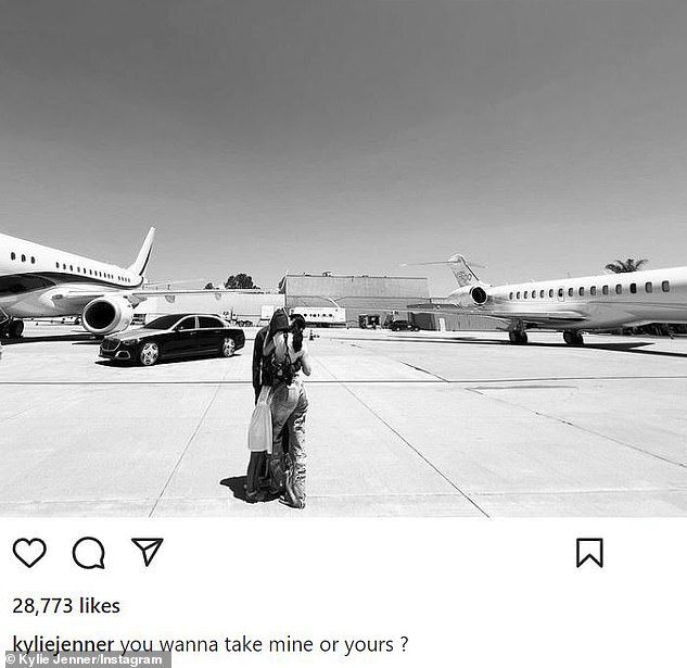 Auffälliges Foto: Es kommt, nachdem Fans Kylie und Travis Scott dafür kritisiert haben, dass sie mit seinen Flugzeugen und Privatjets prahlen, als sie ihre Anhänger fragte 