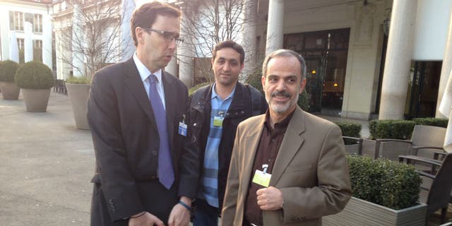 LAUSANNE, SCHWEIZ - 18. MÄRZ: Alan Eyre, links, ein Sprecher des US-Außenministeriums auf Persisch, spricht mit iranischen Reportern während der Atomgespräche mit dem Iran in Lausanne, Schweiz, am 18. März 2015. 