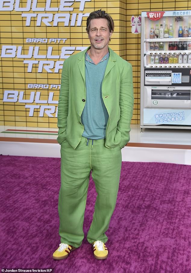 Brads Look: Pitt trat in einem blaugrünen Strickhemd unter einem helllimonengrünen Mantel mit passender Baggy-Hose auf