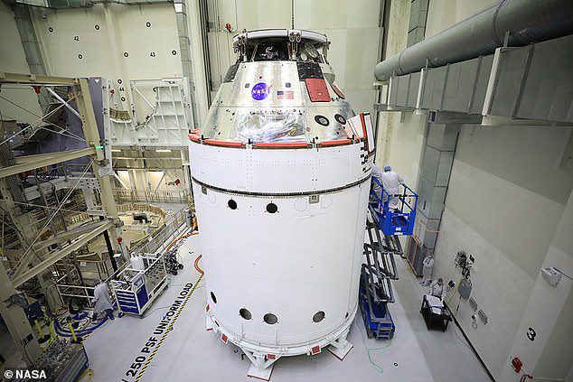 Artemis I, die in den letzten zweieinhalb Jahren mehrere Verzögerungen erlitten hat, wird endlich eine unbemannte Orion-Kapsel starten, die um den Mond herumfliegen und zur Erde zurückkehren wird