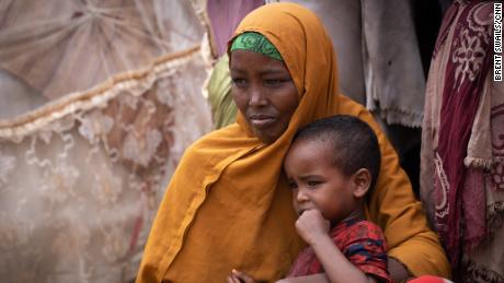 Mütter müssen ihre Kinder aus Angst vor einer Hungersnot in Somalia begraben