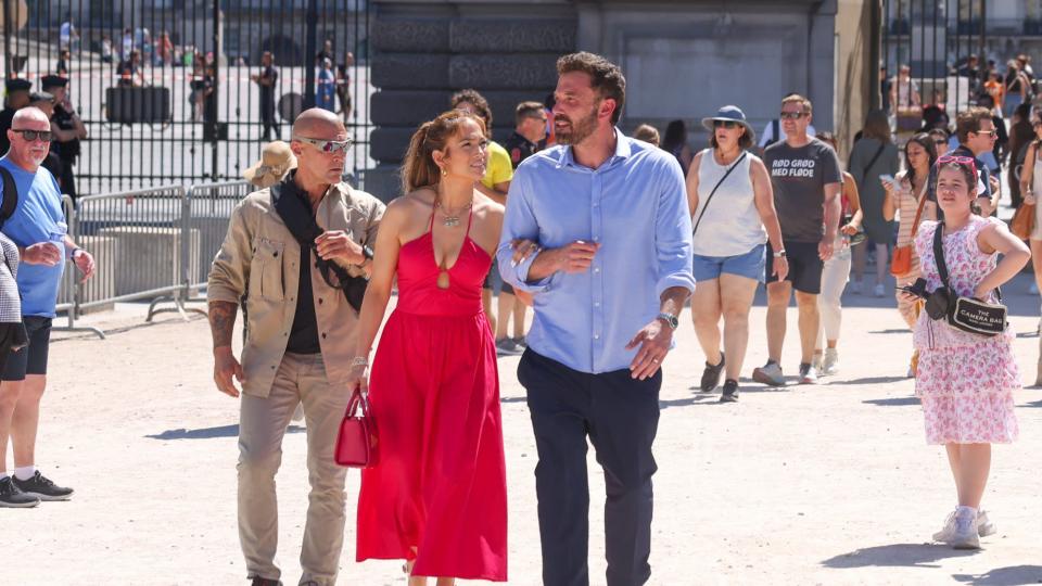 PARIS, FRANKREICH – 24. JULI: Jennifer Lopez und Ben Affleck werden am 24. Juli 2022 in Paris, Frankreich, bei einem Spaziergang in der Nähe des Louvre-Museums gesehen.  (Foto von Pierre Sue / GC-Fotos)