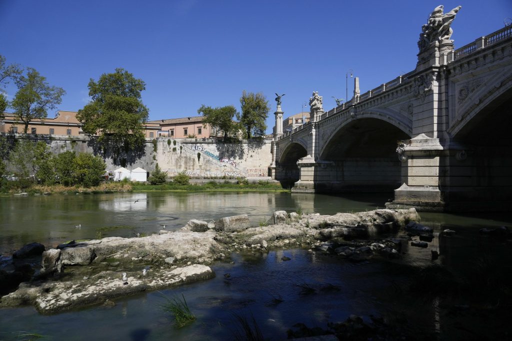 Die Dürre in Italien legte eine alte Kaiserbrücke über den Tiber frei