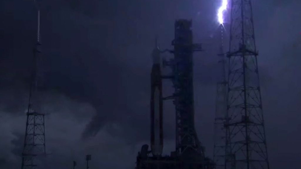 Zwei Tage vor dem Start schlägt ein Blitz in die Startrampe von Artemis 1 ein (Video)