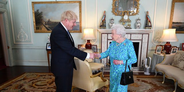 Königin Elizabeth II. begrüßt Boris Johnson bei einem Treffen im Buckingham Palace, wo sie ihn am 24. Juli 2019 in London offiziell als neuen Premierminister vorstellen wird. 