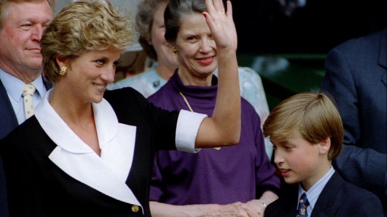 Die Prinzessin von Wales kommt in Begleitung ihres Sohnes Prinz William am Wimbledon Central Court vor dem Beginn des Damen-Einzelfinals am 2. Juli an.