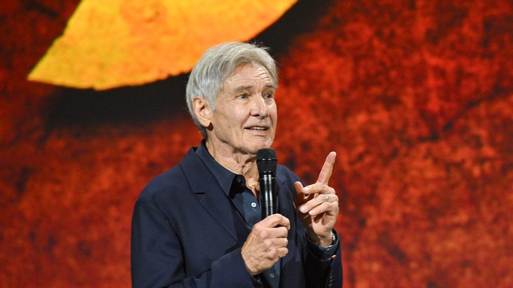 Harrison Ford verschluckt sich, als er in der D23-Show von Disney über seinen neuesten „Indiana Jones“-Film spricht: „Ich bin so stolz“
