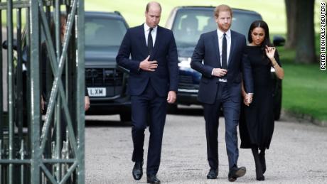 William und Harry schließen sich König Charles in einer stillen Prozession hinter dem Sarg der Königin an