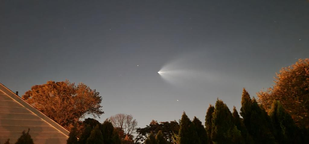 Der Kondensstreifen einer SpaceX-Falcon-9-Rakete über Clifton.  Bild mit freundlicher Genehmigung von JoAnn, Zuschauerin von News 12 New Jersey.