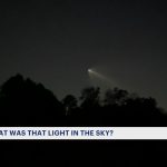 Der Kondensstreifen einer Space X Falcon 9-Rakete erscheint über dem Himmel von New Jersey