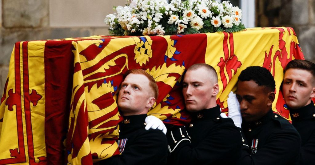 Der Sarg von Königin Elizabeth kommt in Edinburgh an, während Trauernde die Straßen säumen
