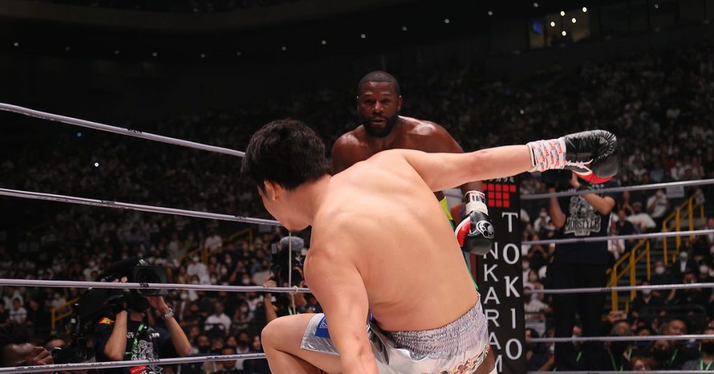 Video Floyd Mayweather stoppt Mikuru Asakura am Ende der zweiten Runde im Main Event von Super Rizin