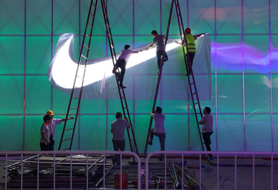 Arbeiter installieren eine Nike-Logo-Lampe vor der Wukesong-Arena in Peking, China, 28. August 2019. Foto aufgenommen am 28. August 2019. REUTERS / Tingshu Wang