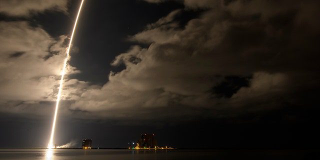 Eine United Launch Alliance Atlas 5-Rakete mit der Raumsonde Lucy an Bord ist in diesem 2 Minuten 30 Sekunden langen Belichtungsbild zu sehen, als sie am Samstag, den 16. Oktober 2021, auf der Cape Canaveral Space Force Station in Florida vom Space Launch Complex 41 abhebt. 