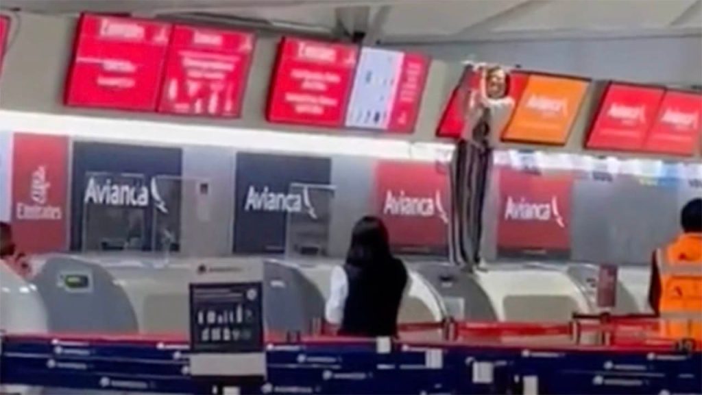 Wutanfall eines Reisenden: In einem Video wird eine Frau gezeigt, die einen Check-in-Mitarbeiter einer Fluggesellschaft am Flughafen von Mexiko-Stadt angreift