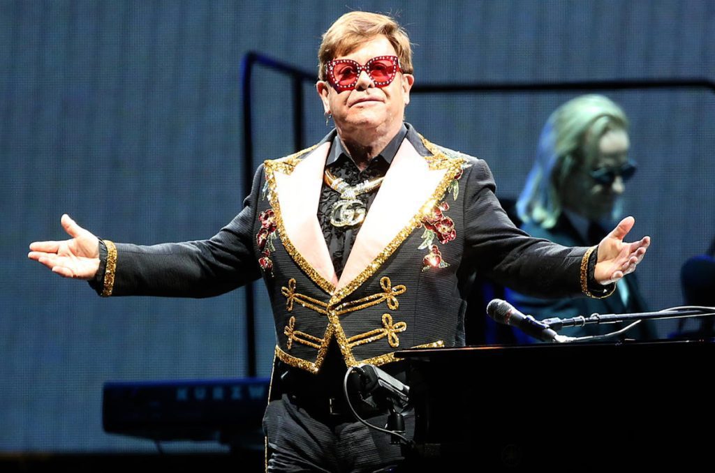 Elton John ist bereit, mit den letzten US-Tourdaten und zwei Top-10-Hits im Jahr 2022 seinen Höhepunkt zu erreichen.