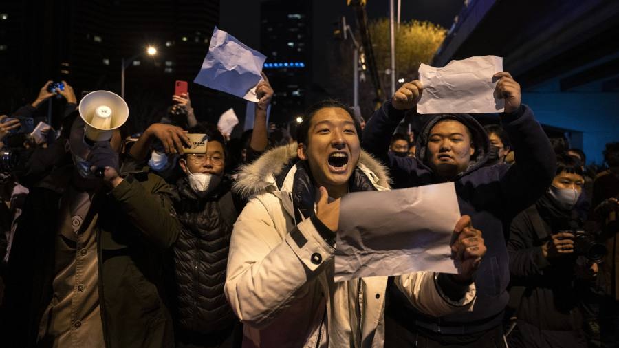Xi Jinping steht vor der größten Herausforderung für die Regierungsführung, da die Wut von Covid Massenproteste auslöst