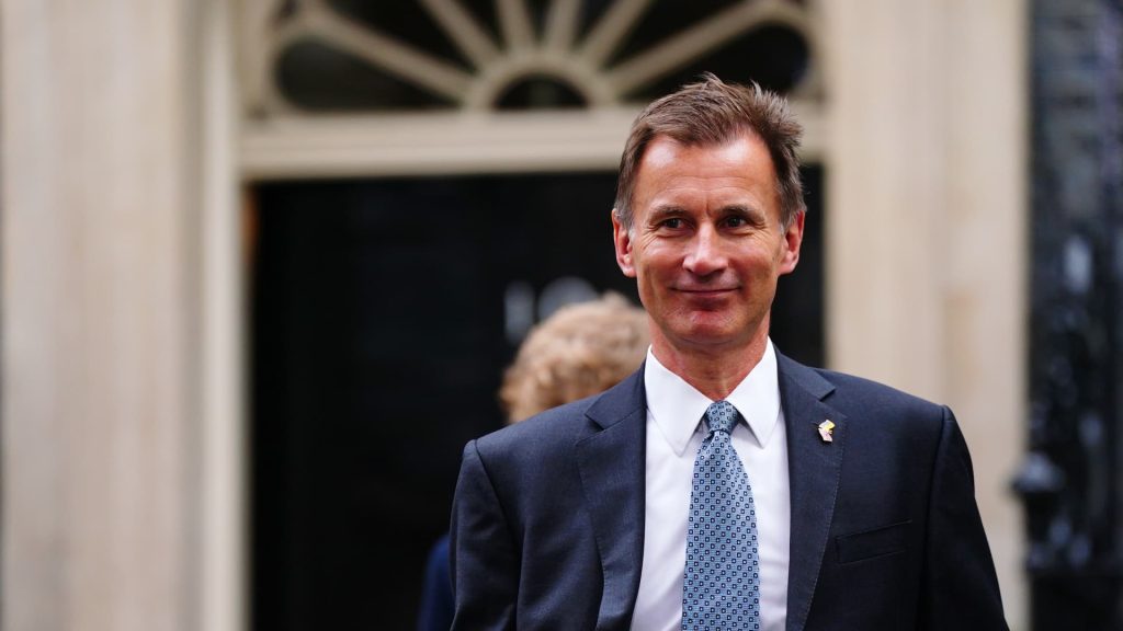 Der britische Finanzminister kündigt Steuererhöhungen und Ausgabenkürzungen an und sagt, das Land befinde sich in einer Rezession
