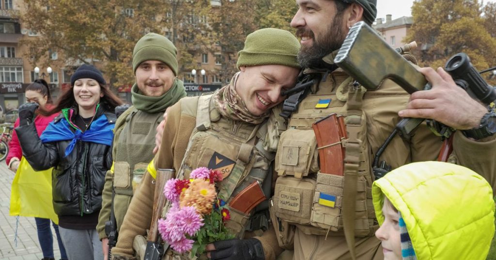 Ukrainische Streitkräfte erhielten nach dem Abzug der Russen Blumen in Cherson
