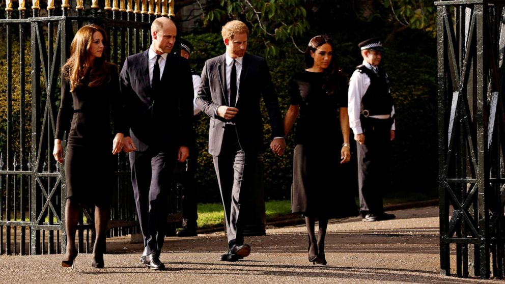 FOTO: William, Prinz von Wales, Catherine, Prinzessin von Wales, Prinz Harry und Meghan, Herzogin von Sussex, spazieren nach dem Tod der britischen Königin Elizabeth II. in Windsor, Großbritannien, am 10. September 2022 vor Schloss Windsor.