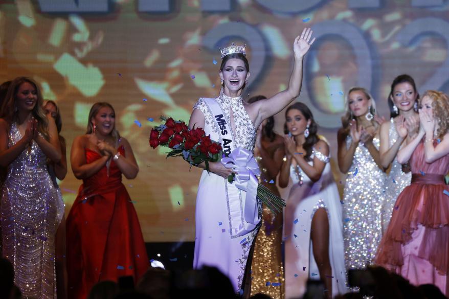 Miss Wisconsin 2022 Grace Stanek reagiert, nachdem sie zur neuen Miss America 2023 gekrönt wurde