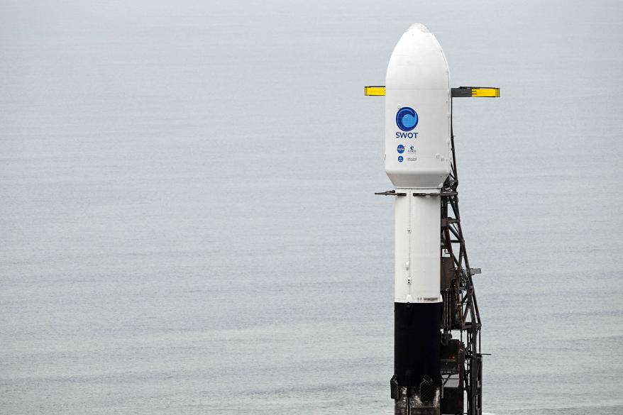 Eine SpaceX Falcon 9-Rakete steht am 15. Dezember 2022 auf einer Startrampe mit dem Surface Waters and Oceans (SWOT)-Satelliten der NASA und der französischen Raumfahrtbehörde CNES auf der Vandenberg Space Force Base in Lompoc, Kalifornien.